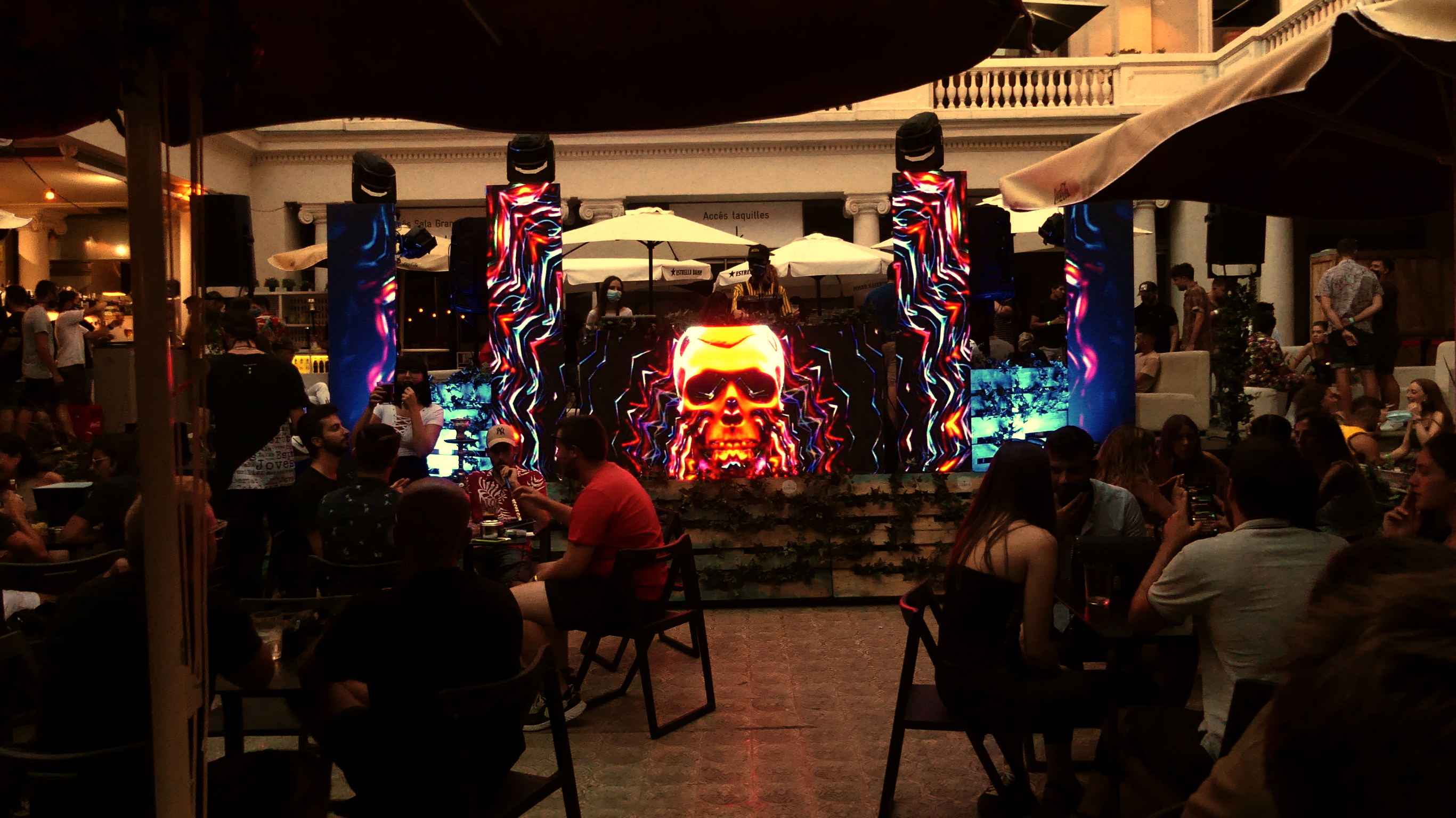 Set DJ amb pantalla LED